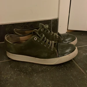  Lanvin skor  - Snygga gröna sneakers från Lanvin. Skorna har en glansig tå och är perfekta för en stilren look. Passar bra till allt! Billigt pris pga i skorna är i använt skick! Mochan i bra skick! Rekommenderar att byta snören. Fast pris. Skriv för funderingar! UK10-44-45.