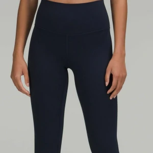 Svarta leggings från Lululemon - Snygga marinblåa leggings från Lululemon med hög midja och mini bootcut-stil. Perfekta för både träning och avslappnade dagar. Tillverkade i ett mjukt och stretchigt material för optimal komfort.           Köpta för 1280kr i december.