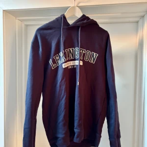 Mörkblå hoodie från Lexington - Mörkblå hoddie från lexington i mycket bra skick!