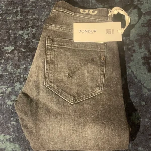 HELT NYA jeans från Dondup - HELT NYA svarta snygga jeans från Dondup i en skinny fit. De har en klassisk femficksdesign och en diskret tvättad look. Perfekta för en stilren och modern outfit. tvekar inte att kontakta vid frågor/funderingar 