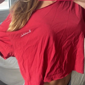 Röd t-shirt från Bonobeld - Jag har klippt tröjan så den skulle bli kort och Offshoulder, storleken är L men eftersom att jag har klippt den till en kort overzised t shirt så kan man säga att storleken har gått ner. Passar XS,S och M beroende på hur stor man vill ha den❤️❤️