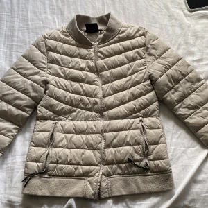 Beige quiltad jacka från Everest - Jag säljer en jättesöt quiltad jacka från Everest i storlek 36 💓