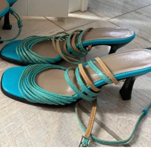 Klackar -  Jätte fina blåa klackar i äkta kvalitet läder med snörning🌟 Jättevra skick! Perfekta till sommaren!🌸