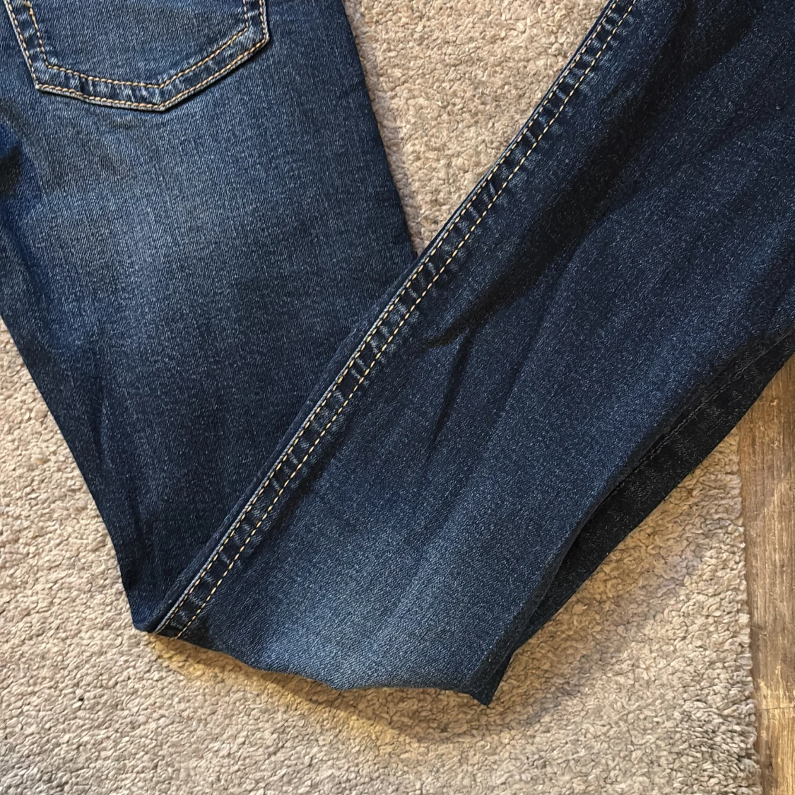 Mörkblå bootcut jeans från Gina tricot - 4