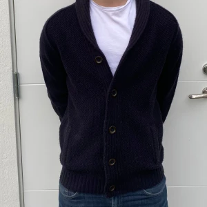 Stickad cardigan - En riktigt fet stickad cardigan | Skick:9/10 | Jag på bilden är 184 | Hör av er vid fler frågor 🦦