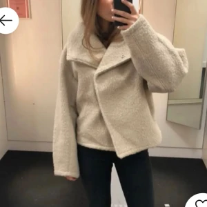 Beige teddyjacka - Mysig beige teddyjacka med oversized passform och långa ärmar. Stor i storleken så passar även XS-S. 