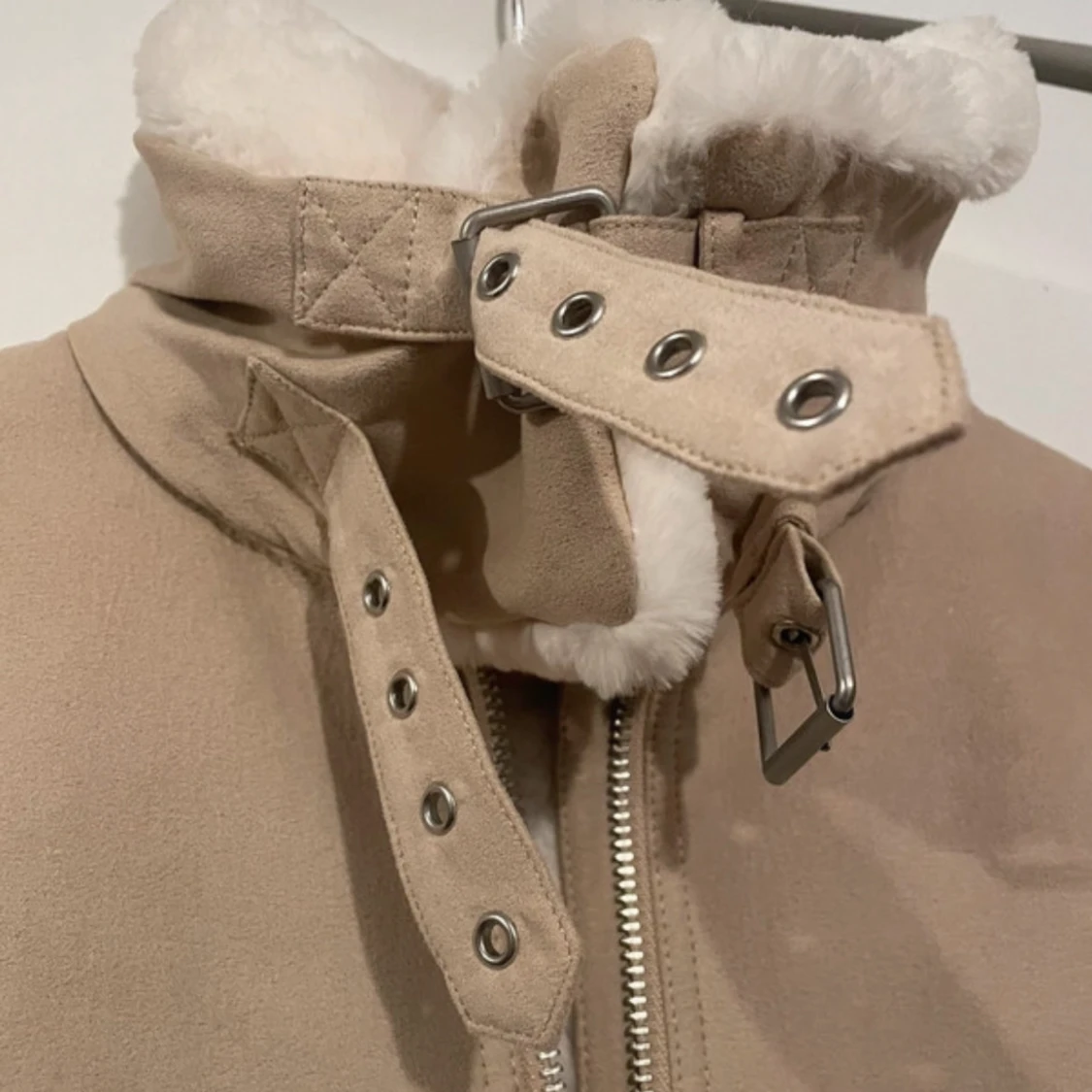 Beige jacka med fuskpäls från H&M - 3