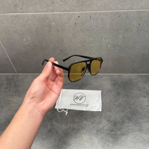 Solglasögon  - Tja säljer nu deaaa schyssta solglasögon som aldrig har används, säljer då dem endast samlar damm! Perfekt nu när solen börjar kika fram! Funkar till både tjejer och killar! Bara att fråga vid eventuella funderingar mvh 