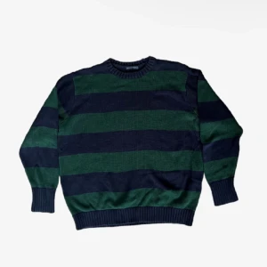 Randig stickad tröja från Brandy Melville - Säljer en snygg stickad tröja från Brandy Melville i grönt och blått. Tröjan har breda ränder och långa ärmar med ribbade muddar. Perfekt för en avslappnad stil. Tröjan har en defekt- ett lagat hål i halsringen back vid nacken. Lagningen är dock väldigt diskret. 100% bomull. Tröjan har ingen angiven storlek, men skulle säga att den passar s-m.