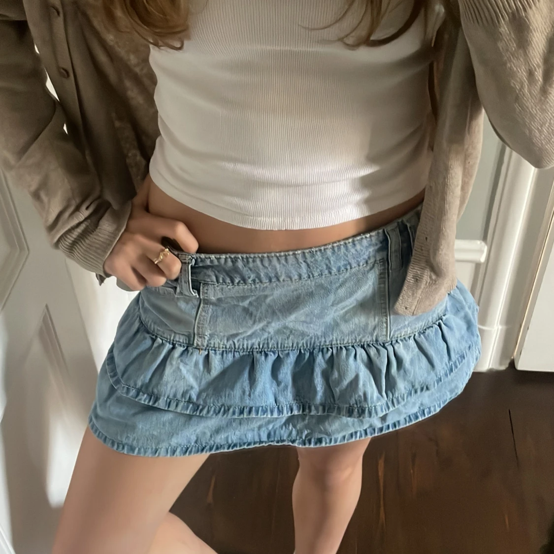 Blå jeanskjol med volanger