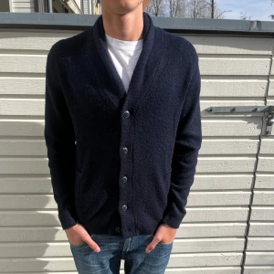 Stickad Cardigan - Tja! Säljer nu denna sjukt feta cardigan från mango. Skick 10/10 helt ny med lapparna kvar. Nypris ligger runt 700kr men säljs nu för 499kr. Hör gärna av er vid minsta lilla fundering.