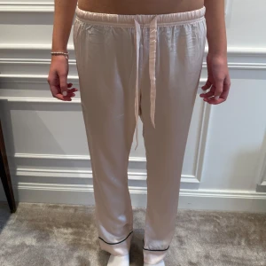 Pyjamasbyxor från Le-Olive - Säljer ett par silkes pyjamas byxor från Le-Olive. Aldrig använda, super bra skick!