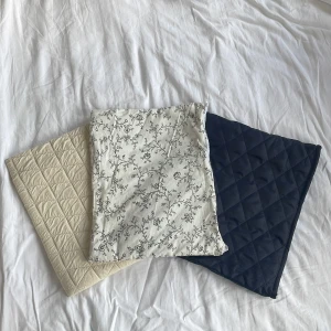 Tre datafickor/fodral  - Säljer tre hemmagjorda snygga datafickor/väskor. Rymmer både dator och en bok/böcker. Perfekt till skolan! 150kr/styck. Eller alla tre för 350!🥰