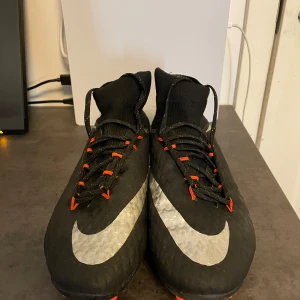 Nike hypervenom fotbollsskor  - Nike hypervenom fotbollsskor riktigt snygga storlek 42,5 Cond 8/10 PRIS KAN DISKUTERAS‼️‼️FÖRST TILL KVARN!!!!