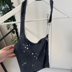 Halterneck topp från I.AM.GIA - Jätte cool halterneck topp från I.AM.GIA med punkiga detaljer. Perfekt för utgång.