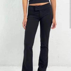 Lågmidjade kostymbyxor  - Lågmidjade kostymbyxor från Nelly. Stretchiga och sköna. Är 173cm och de är långa på mig. Säljer då jag beställde fel storlek.