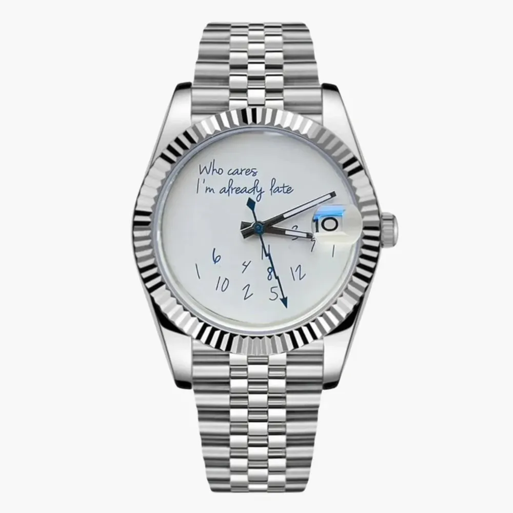 En unik klocka med ett humoristiskt budskap på urtavlan: 'Who cares I'm already late'. Klockan har en silverfärgad boett och armband i rostfritt stål 906L. Urtavlan är vit med blå text och oregelbundna siffror. Perfekt för den som vill ha en rolig och annorlunda accessoar. Klockan finns även tillgänglig på Chronomods.com ( Klockan är helautomatisk ). Asusteet.