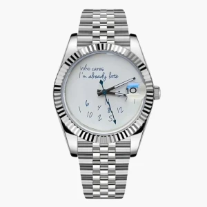 Seiko Mod "Who Cares, I'm already late" - En unik klocka med ett humoristiskt budskap på urtavlan: 'Who cares I'm already late'. Klockan har en silverfärgad boett och armband i rostfritt stål 906L. Urtavlan är vit med blå text och oregelbundna siffror. Perfekt för den som vill ha en rolig och annorlunda accessoar. Klockan finns även tillgänglig på Chronomods.com ( Klockan är helautomatisk )