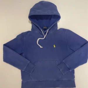 Ralph Lauren hoodie - Marinblå Ralph Lauren hoodie Mycket bra skick Storlek M Pris kan diskuteras Skriv vid minsta fråga eller fundering💯👍
