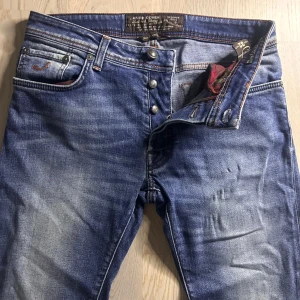 Jacob Cohen slim fit jeans - Nyskick | Size 32 sitter som 30/31 | Sitter slim fit | modell 180 65 kg | Nypris 5000-7000 vårt pris 1299 | Medföljer en duk