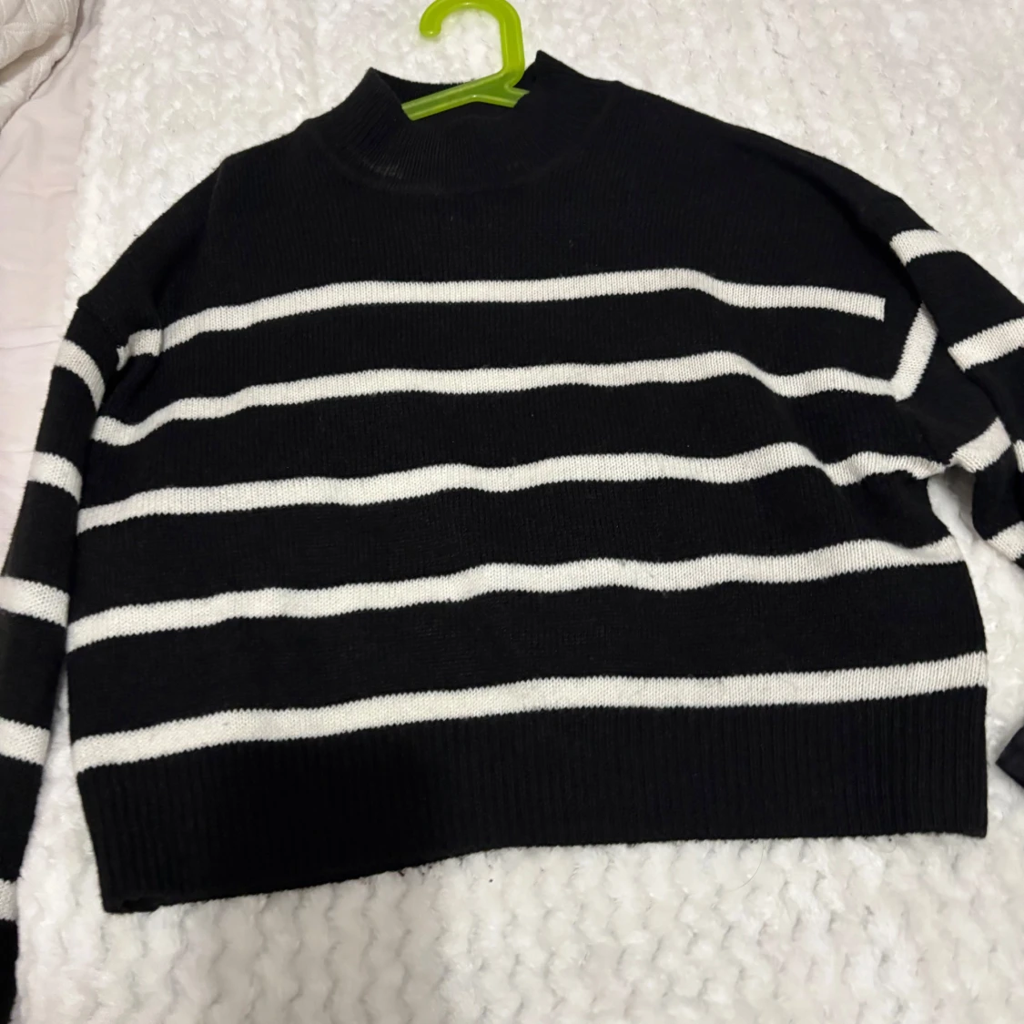 Svart och vit randig tröja från Divided