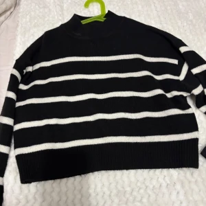 Svart och vit randig tröja från Divided - Säljer en svart och vit randig tröja från Divided. Tröjan har en croppad passform och långa ärmar. Perfekt för en stilren och avslappnad look. Knappt bandana 