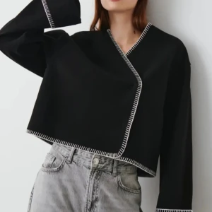 Svart kappa med vita sömmar! 🖤 - Köpt för 599 kr, den är slutsåld. Skriv för fler bilder! 