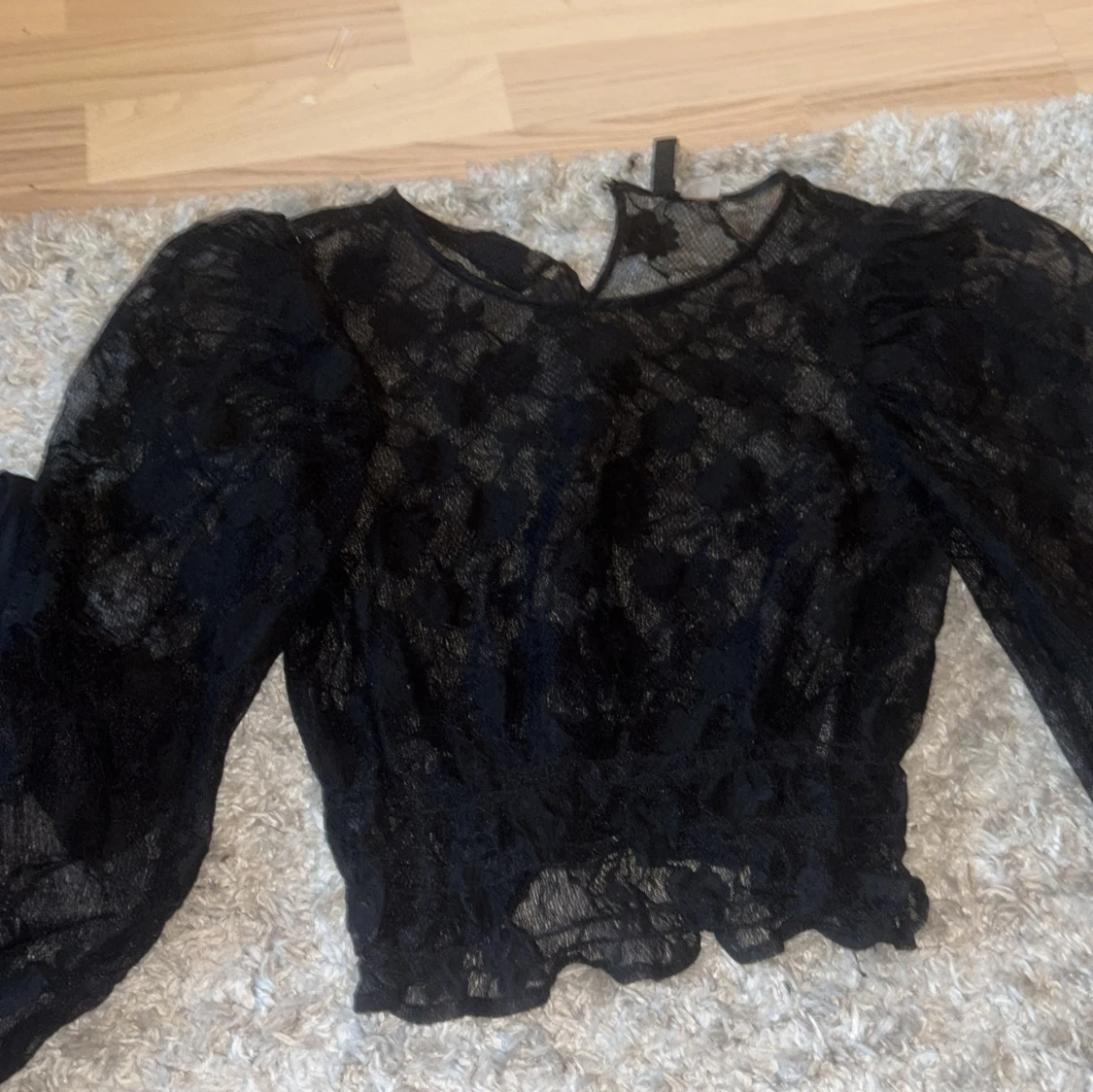 Svart spetsblus med blommönster - 1