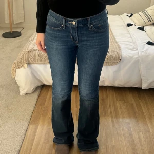 Blå bootcut jeans från Levi's - Snygga blå bootcut jeans från Levi's med klassisk femficksdesign och knappgylf.Nytt skick. De är långa för mig, är 156
