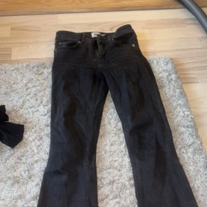 Svarta Lågmidjade jeans från 157 - Säljer ett par svarta jeans från 157. De har en låg midja och är i storlek xs, knappt använda. Nypris 400kr säljer för 200kr