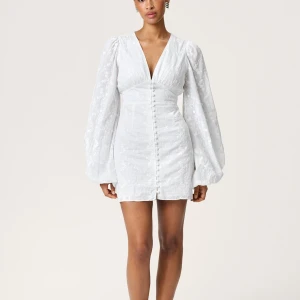 Klänning Florens från ADOORE - Oanvänd superfin vit klänning från ADOORE. Perfekt för student och sommartider. Nypris 1 495 kr. 