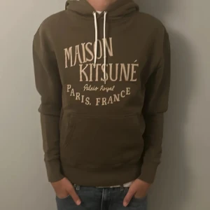 Maison kitsune olivgrön hoodie - helt ny | slutsåld överallt | Size M | Följare får 100 kr rabbat | fraktar spårbart inom 24 timmar med PostNord eller instabox |