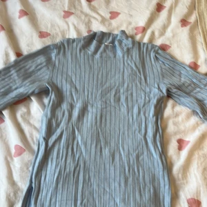 Ljusblå ribbad tröja från 157 - Säljer en ljusblå ribbad tröja från 157. Tröjan har en hög krage och långa ärmar, perfekt för kyligare dagar. Den är bekväm, och Passar bra till både jeans och kjol. 💙