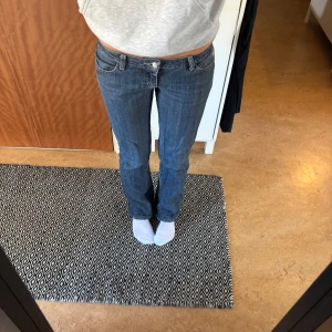 Blå jeans från Miss Sixty - Snygga lågmidjade blå jeans från Miss Sixty i modellen Extra Low Ty. De är i storlek W27. Jag är 166 cm lång