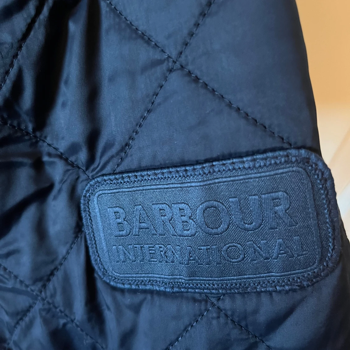 Mörkblå quiltad jacka från Barbour - 1
