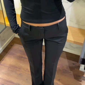 Svarta kostymbyxor från BikBok - Snygga svarta kostymbyxor från BikBok, de ser ut som på bilden fast de har ej slits vid foten, skriv för mer information, pris kan diskuteras💞använda ca 1 gång