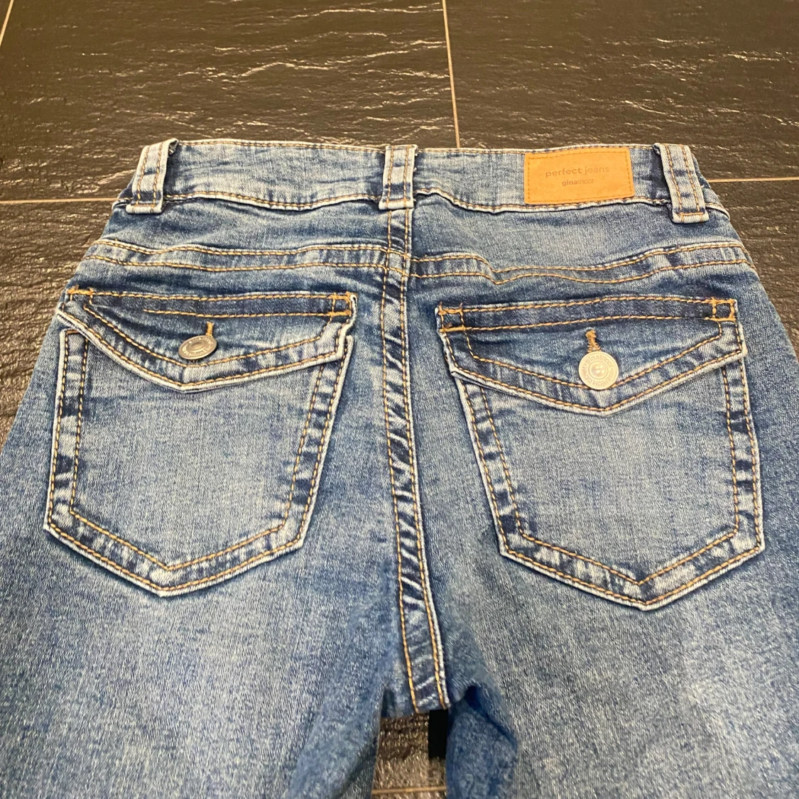 Blå bootcut jeans från Gina - 2