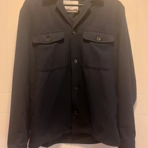 Marinblå Overshirt - Säljer nu denna feta Overshirt från Les Deux i toppskick! Lätt att matcha och perfekt nu till våren. Säljer den eftersom jag nästan aldrig använt den. Storlek S men passar mig som brukar ha M också!Nypris: 1600kr Mitt pris: 799kr FRAKTAR ALLTID INOM 24h!📦