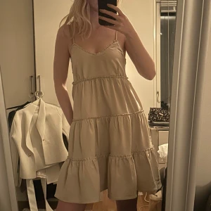 Volang klänning - Beige klänning från NAKD i bra skick! Helt slutsåld💞