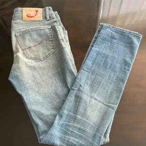 Jacob cohen jeans - Ett par ljusblåa Jacob cohen jeans i storlek 30 passar 173-178 ja är 173 och dem sitter perfekt bra 