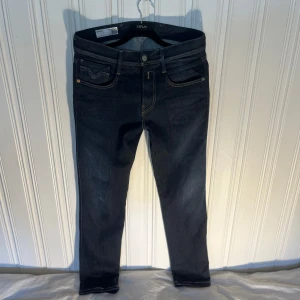 Mörkblå jeans från Replay - Mörkblå jeans från Replay i modellen Anbass. Riktigt snygga. Aldrig använda pga dom blev försmå när dom syddes upp. DOM ÄR 102 CM LÅNGA. Hör av er vid frågor