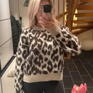En jättefin och skön tröja i leopard mönster. Pris kan diskuteras.