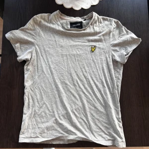 Grå Lyle & Scott t-shirt stl M - Säljer en grå Lyle & Scott T-shirt i storlek M, passar S