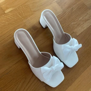 Klackeskor - Vita klackeskor med rosett, klackhöjd 5-6cm? Stl 40