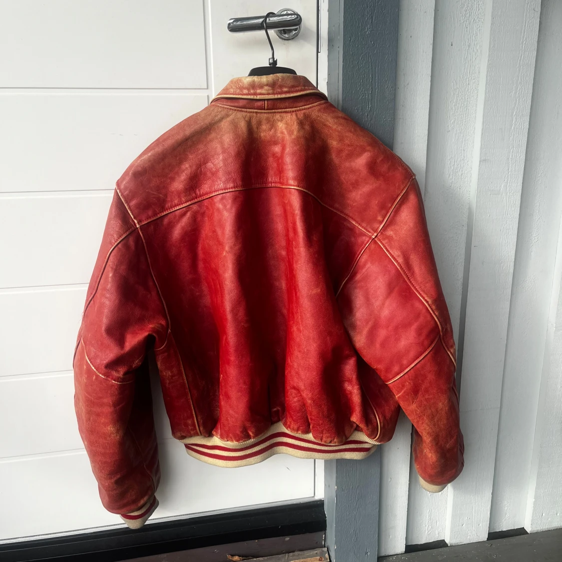 Röd skinnjacka med knappar från redskins - 1