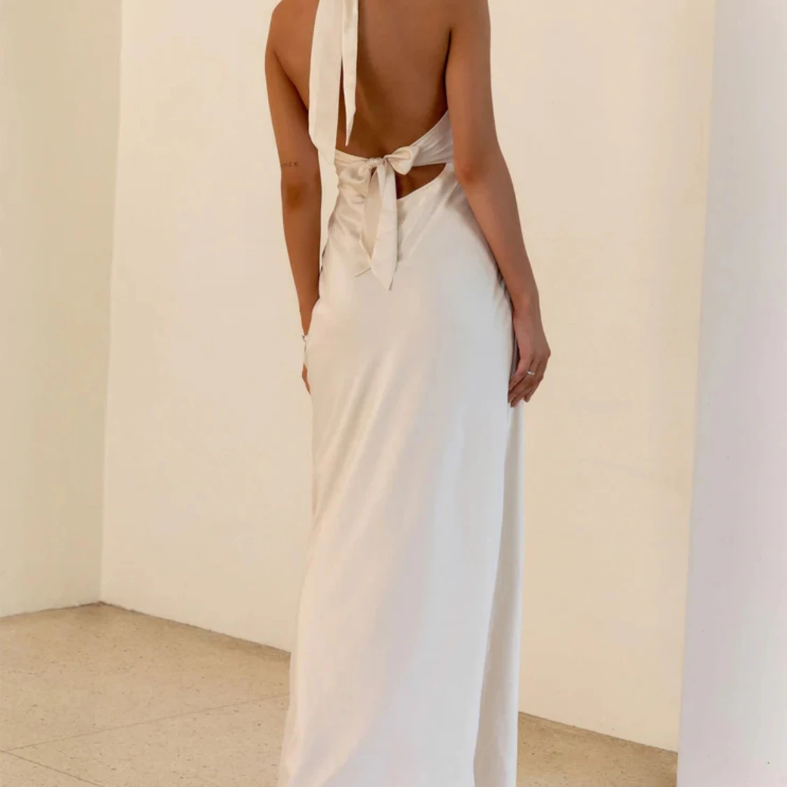  Balklänning med öppen rygg - 1