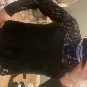 Svart spetströja  - Säljer denna svarta spetströjan från mint and berry. Då den aldrig kommer till användning den har inga skador eller synlighet av användning.❤️ *köpare står för frakt*