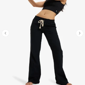 Roxy linnebyxor! - Säljer mina superfina svarta Roxy linnebyxor i storlek M men sitter som en S då det är det jag brukar ha! Sitter jättebra på mig som är 167 men skulle passa kortare och längre då man kan spreta! Säljer för jag e sugen på något nytt! Hör av er för fler bilder/frågor, priset kan absolut diskuteras!❤️