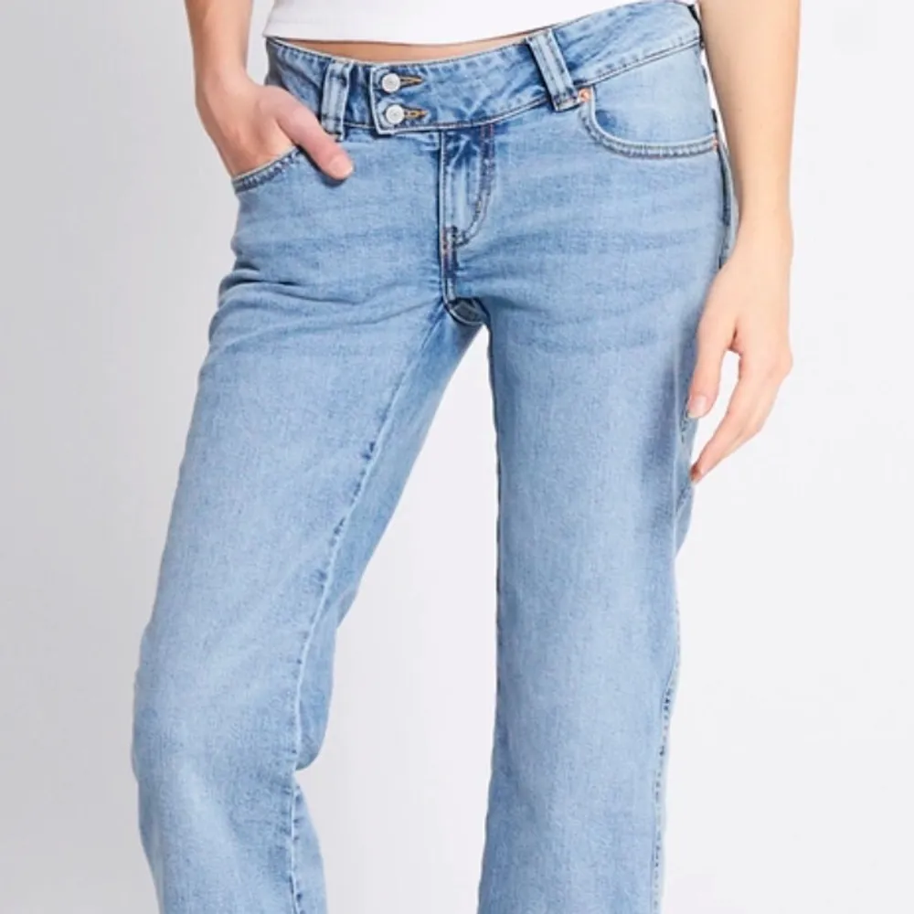 Snygga blå jeans med ett unikt broderi på bakfickan. De har en klassisk femficksdesign och en bekväm passform. Perfekta för en avslappnad stil.. Farkut & Housut.