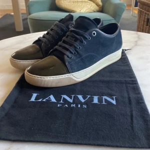 Marinblå Lanvins i topp skick! - Säljer nu mina feta marinblå Lanvins får jag är sugen på något nytt! Skorna är i toppskick och har inga synliga defekter! Dustbag ingår! Priset är hugget i sten och plinga bara till vid minsta fundering! 